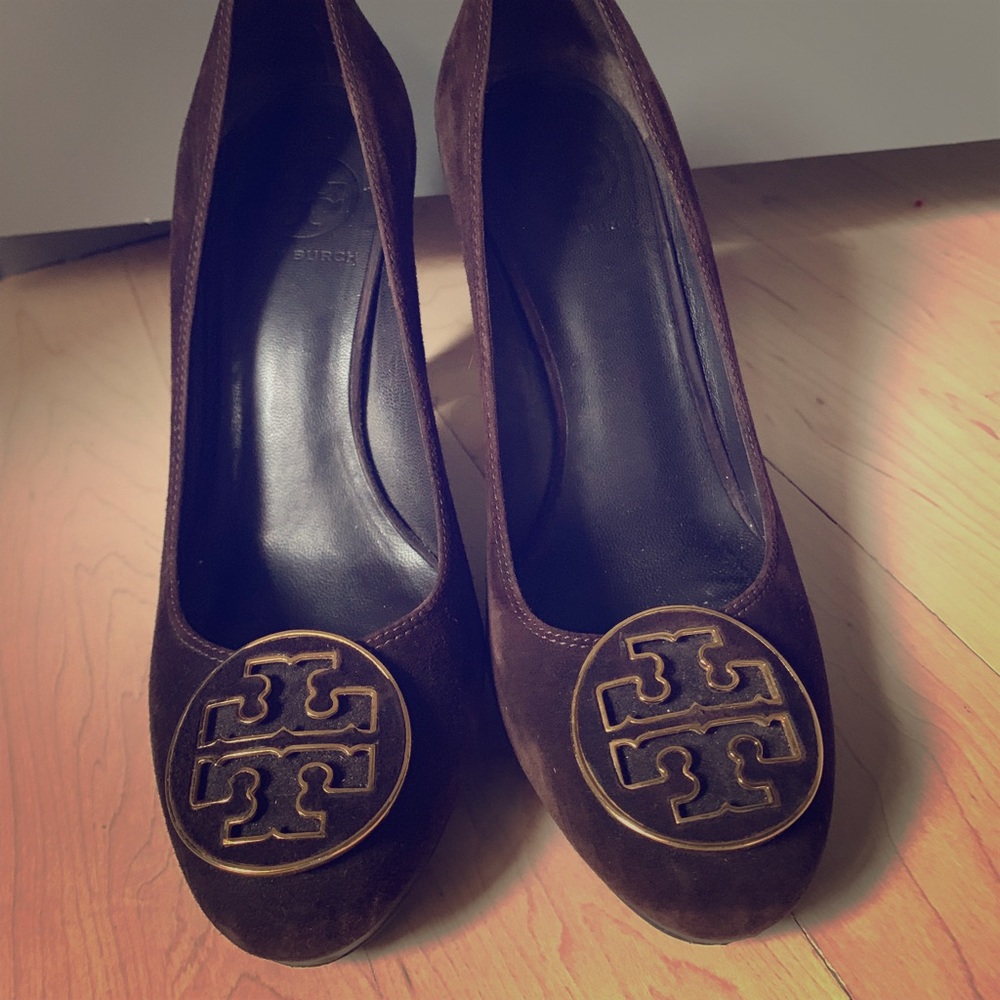 Brown suede Tory Burch logo pumps